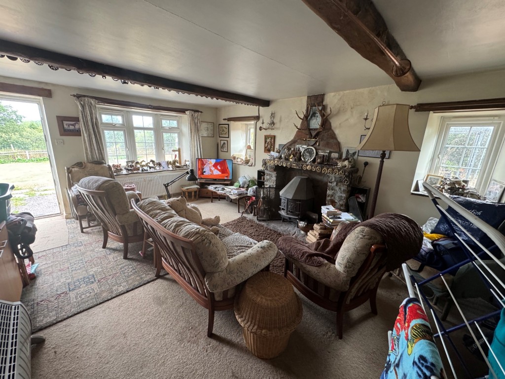 Lot: 20 - THREE-BEDROOM SINGLE-STOREY DWELLING - A FREEHOLD INVESTMENT - Living room